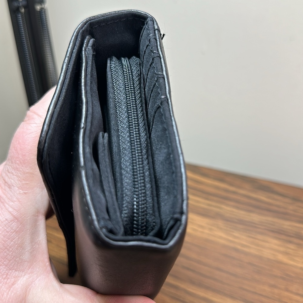 Liz‎ Clairborne Large Black PVC Wallet in Good Condition - Picture 7 of 9